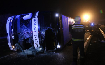 Felborult egy busz az M3-ason – hárman meghaltak, sok sérült