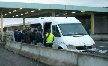 Migránsok vasúton és közúton