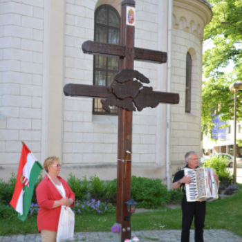 Felvonulás a Trianoni kereszthez (Fotó: Nagy Mária)