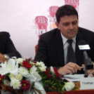 Az első támogatási szerződés a mosonmagyaróvári Sportcsarnokhoz