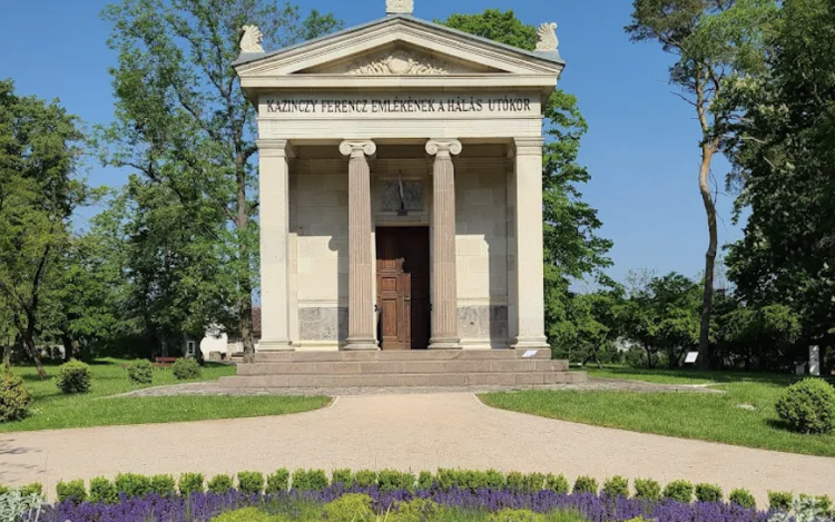 Kertészeti munkát nyert a Jánosik Kft. a Kazinczy Emlékparkban