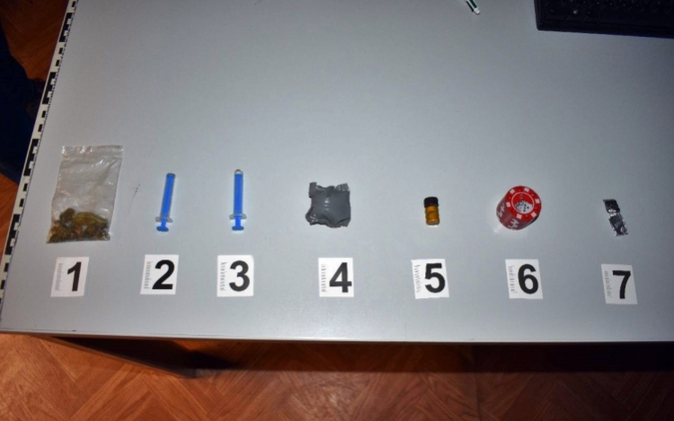 Ismét kábítószer gyanús anyagokat találtak egy mosonmagyaróvári sofőrnél 