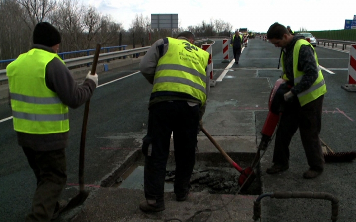 Hatalmas kátyú volt az M1-esen