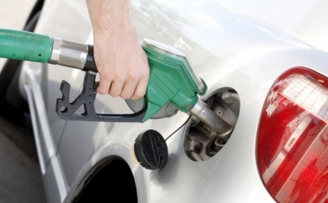 Két forinttal csökkent a benzin ára
