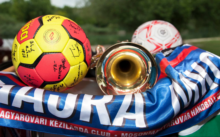 Régi/új vezetőség a Mosonmagyaróvári Kézilabda Szurkolók Egyesület élén