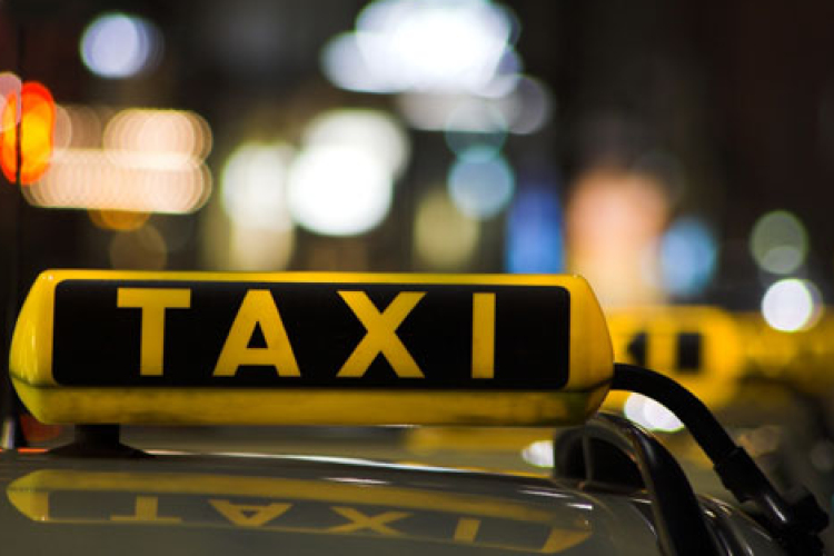 Taxival és személyautóval próbálkoztak 