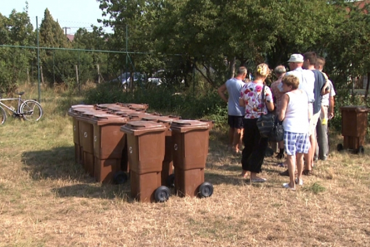 Barna kukákat osztottak