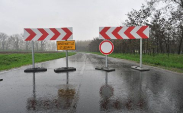 Vízátfolyások miatt útszűkületek, félpályás útlezárások