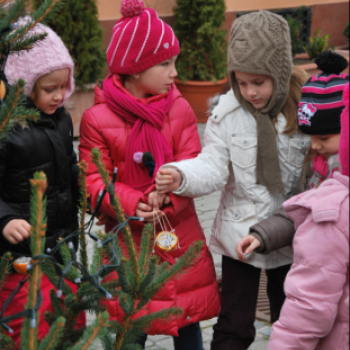 Karácsonyfát díszítettek az óvodások (Fotó: Nagy Mária)