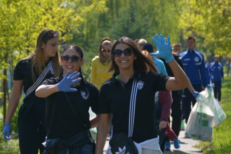 Az MKC SE és az MTE 1904 csapata is csatlakozott a Teszedd! önkéntes szemétszedő akciójához (Fotó: Bánhegyi István)