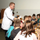 Kőrisfacsemetéket ültettek a diákok a Nolato Magyarország Kft telephelyén