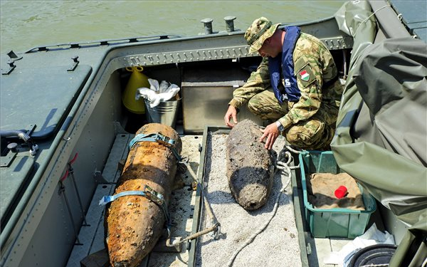 Egy 100 kilós légibombát hatástalanítottak a Lánchídnál