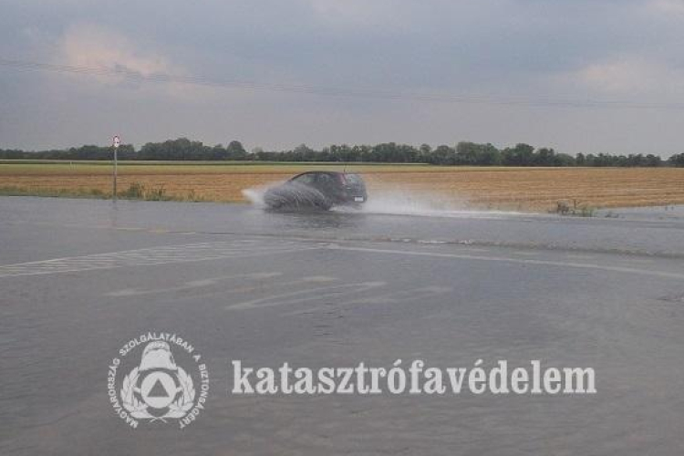 Eső és viharos szél érte el megyénket tegnap délután 