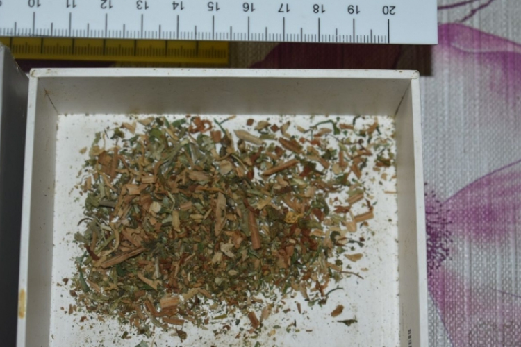 Autóban találtak kábítószergyanús anyagot