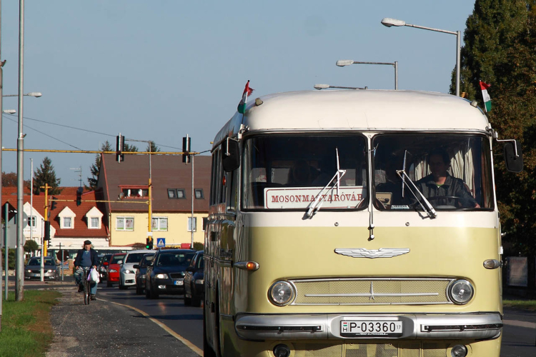 Pillangó Óvoda és Mini Bölcsőde - múlt idéző utazás egy Ikarus 55-ös buszon