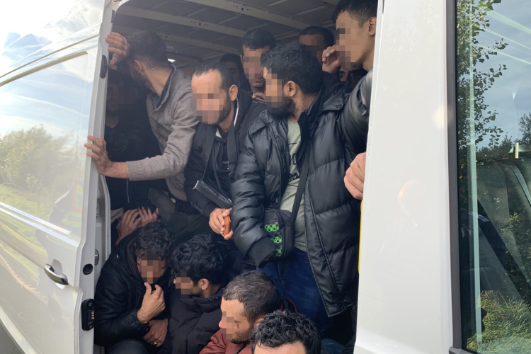 Elfogták az embercsempészt, aki 49 migránst szállított