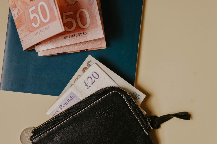 Nem csak a Brexit gyengíti a fontot