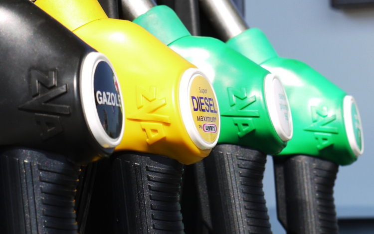 Brüsszel 32,5 forinttal szeretné emelni az üzemanyagok jövedéki adóját
