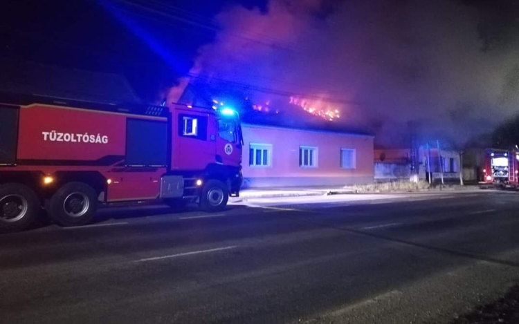 Leégett egy családi ház tetőszerkezete Hegyeshalomban - Képekkel