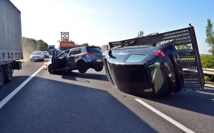 Tréler borult fel az autópályán