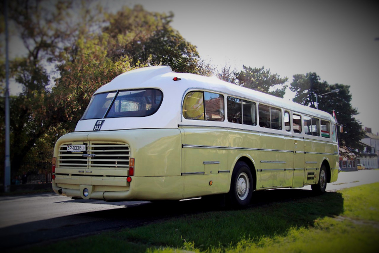 Pillangó Óvoda és Mini Bölcsőde - múlt idéző utazás egy Ikarus 55-ös buszon