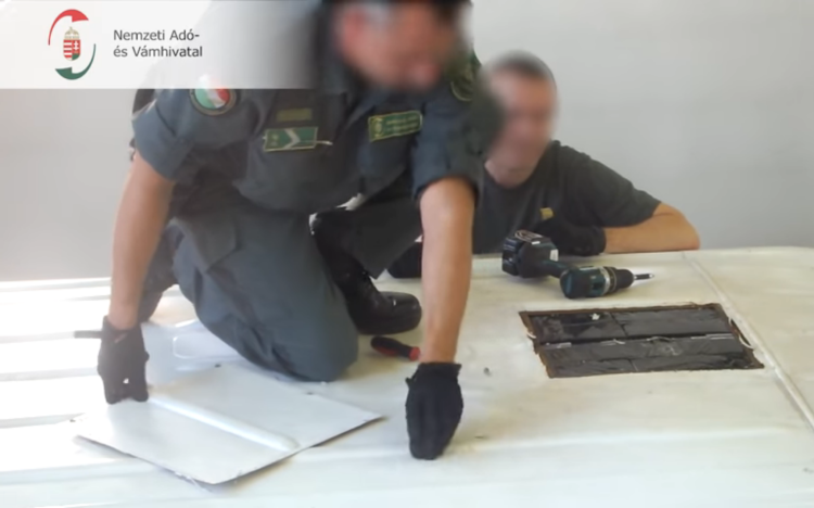 Húszmillió forint értékű cigarettát találtak a tetőbe rejtve - Videó!