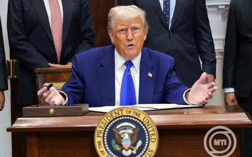 Donald Trump hétfőn tárgyal Vlagyimir Putyinnal