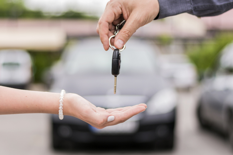 K&H: kevesen terveznek autóvásárlást egy éven belül