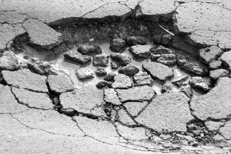 Aszfaltkátyú az M1 autópályán Győrnél