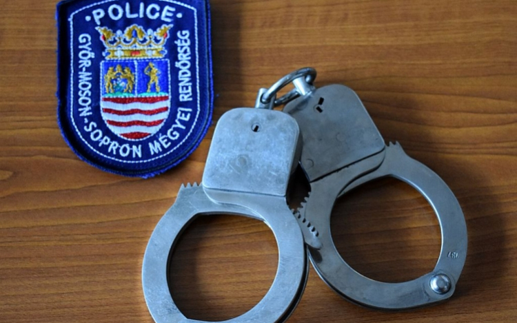 Munkatársától lopta el telefonját