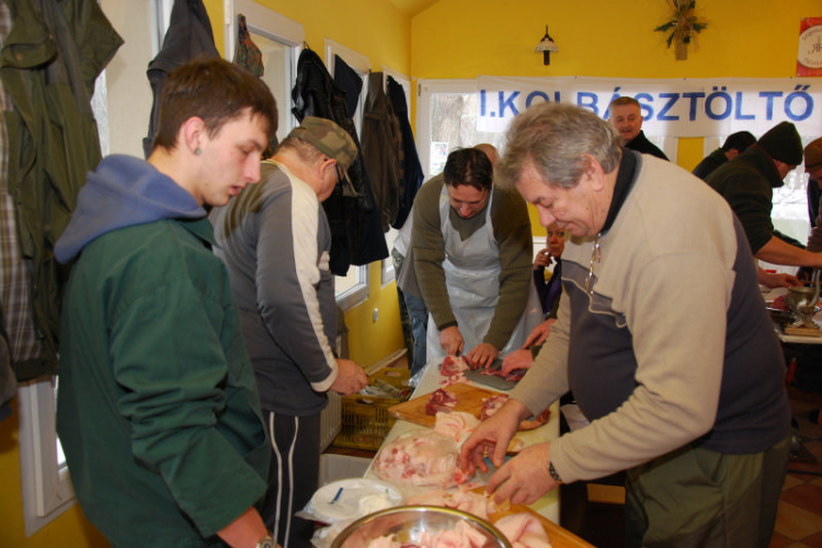 Kolbásztöltő verseny (Fotó: Nagy Mária)