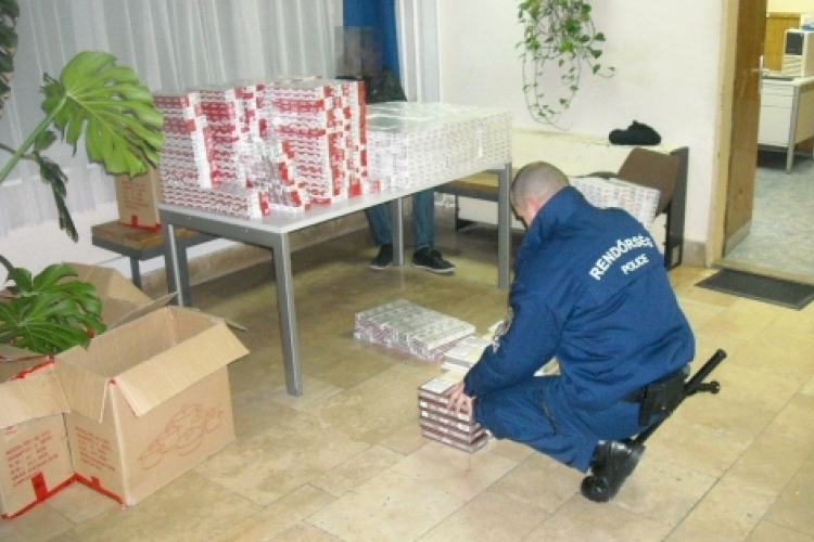 4500 doboz cigarettát rejtettek el a csomagtérben