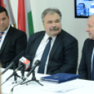 Mosonmagyaróvári sportcsarnok támogatói szerződésének aláírására