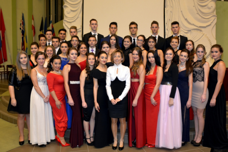 Kossuth Lajos Gimnázium szalagtűző - 12.D osztály