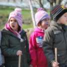 Faültetés óvodásokkal (Fotó: Nagy Mária)