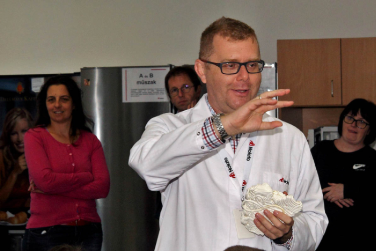 Kőrisfacsemetéket ültettek a diákok a Nolato Magyarország Kft telephelyén