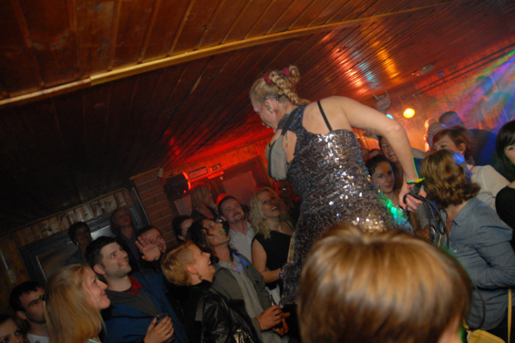 Anna And The Barbies -A Faházban