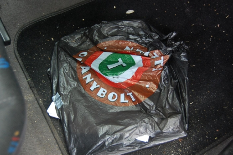 Dohányboltból lopott