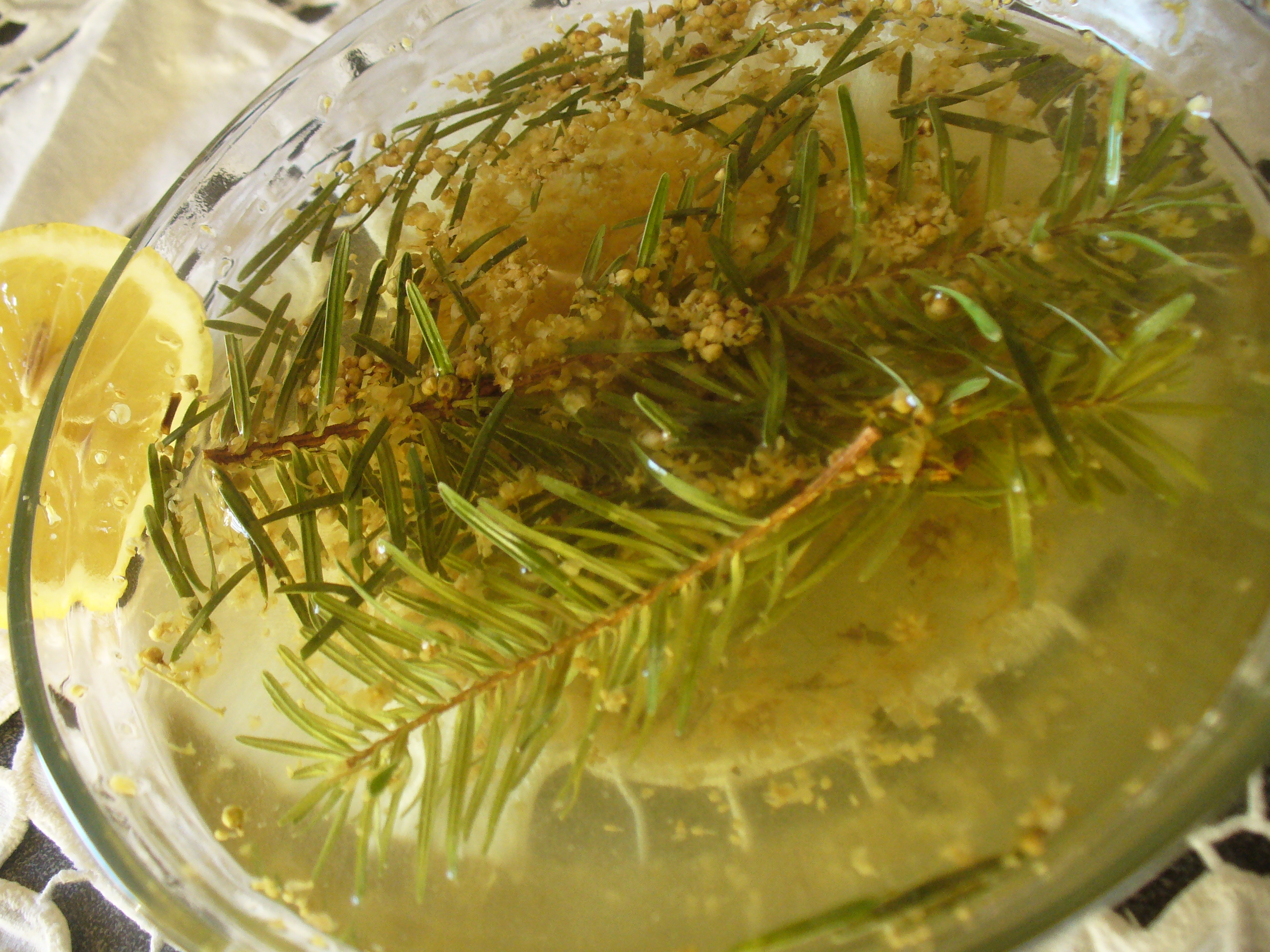 fenyőtű tea szárított bodzavirággal